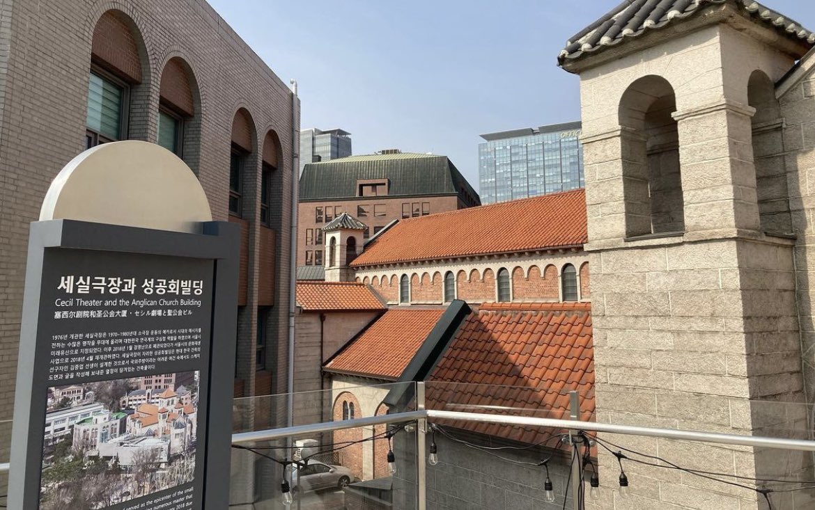 PaiKaoli's tweet photo. ใครกำลังทำแพลนเที่ยวเกาหลี อย่าลืมจดลงลิสกันน๊า
📍Cecilmaru -세실마루 เป็นrooftop บนตึก The Cecil Theater เป็นtheater เก่าแก่ในโซล รูฟท็อปสามารถมองเห็นวิวDeoksugung Palace โบสถ์เก่าอย่าง Anglican Church ที่มีความยุโรปมากก ถ่ายรูปสวย แวะถ่ายรูปแล้วไปวังต่อได้เลย #รีวิวเกาหลี https://t.co/5ms1kYr2f7