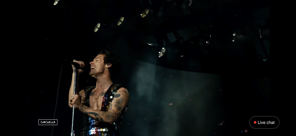 _ambergomez's tweet photo. When Harry said he had a surprise for us, I was expecting One Direction, not Shania Twain! 🤣🥲🤷🏻‍♀️ #HarryStyles #Coachella2022  #Harrychella ♥️ https://t.co/GTe4oyfhCF