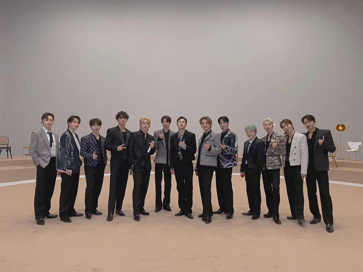 tinkswonu's tweet photo. seventeen with the dancer who filled in wonwoo’s part of darl+ing mtv fresh out performance 

"seventeen hyungs who took care of me well throughout the filming" https://t.co/PLODP7pdMZ