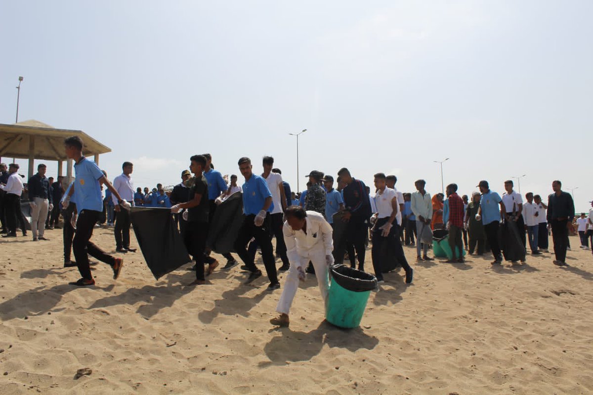 NCC_Dte_Gujarat's tweet photo. #PuneetSagar
300 cdts,Alumni,staff &amp; ANOs of
#NCCGUJARAT carried out cleaning of Madhavpur beach. Event flagged off by Maj Gen Arvind Kapoor, ADG, NCC GUJARAT.  Over 50 kg #Plasticwaste handed over to Municipal Corp. 
@HQ_DG_NCC @DefencePRO_Guj @drajaykumar_ias @GovernorofGuj https://t.co/K6TMJoiQk6