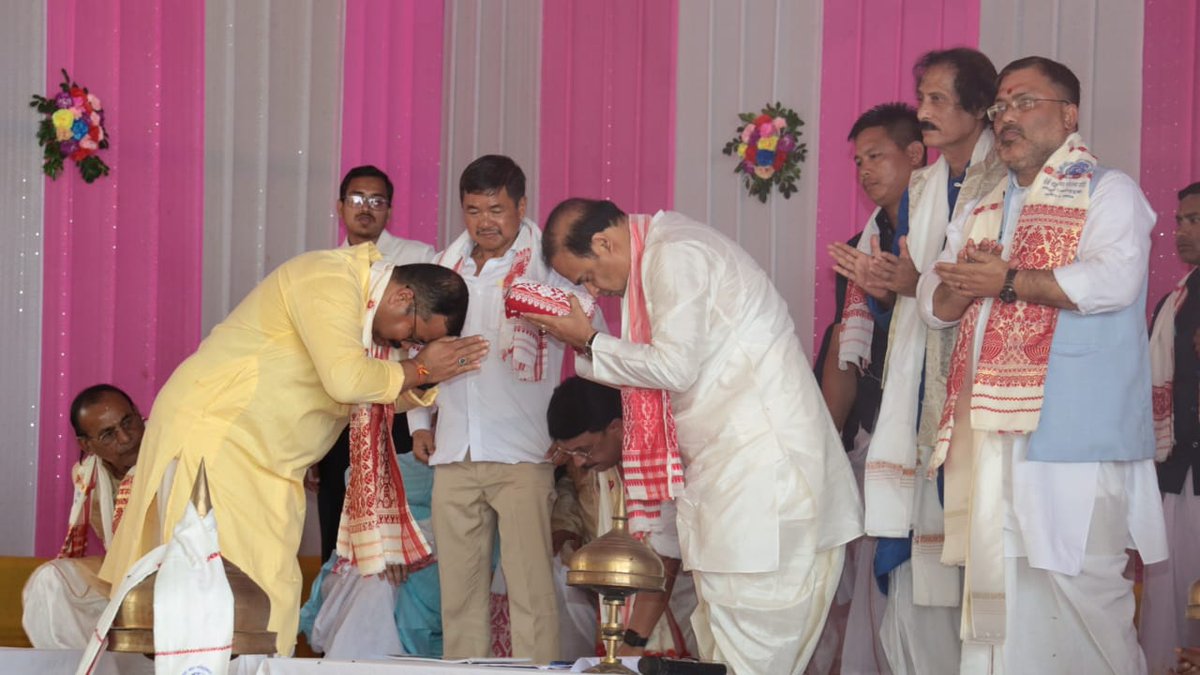 himantabiswa's tweet photo. জগতগুৰু শ্ৰীমন্ত শংকৰদেৱৰ পদৰেণুৰে ৰঞ্জিত শ্ৰীশ্ৰী বটদ্ৰৱা থানত অসমীয়া নৱবৰ্ষ আৰু ৰঙালী বিহুৰ বিশেষ ক্ষণত আজি উপস্থিত হৈ গুৰুজনাৰ শ্ৰীচৰণত ভক্তি অৰ্ঘ্য নিবেদন কৰাৰ লগতে ৰাজ্যবাসীৰ কুশল-মংগল কামনাৰে পৰমেশ্বৰৰ ওচৰত প্ৰাৰ্থনা জনাওঁ। এই আপাহতে শ্ৰীশ্ৰীদৌল মন্দিৰতো সেৱা আগবঢ়াওঁ৷ https://t.co/iUSkYAdqhp