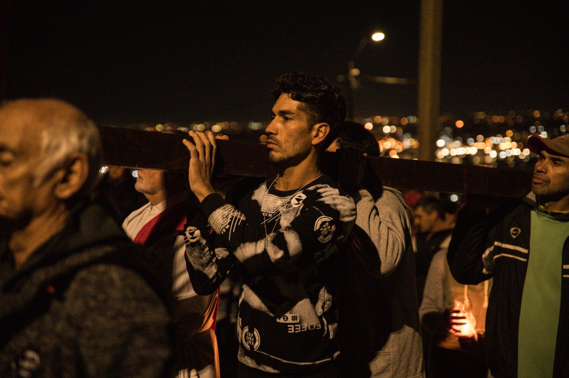 ICM_uy's tweet photo. Acompañamos a Jesús en su pasión y muerte ✝ En la noche del #ViernesSanto se volvió a realizar, después de dos años, el tradicional #VíaCrucis del Cerro. ¡Mirá las fotos! 👇 #SemanaSantaUy https://t.co/cZs7Cy5p3e