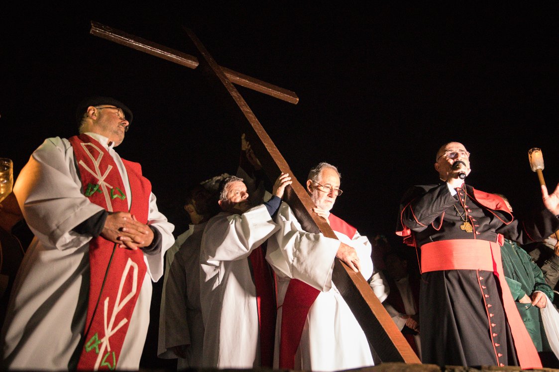 ICM_uy's tweet photo. Acompañamos a Jesús en su pasión y muerte ✝ En la noche del #ViernesSanto se volvió a realizar, después de dos años, el tradicional #VíaCrucis del Cerro. ¡Mirá las fotos! 👇 #SemanaSantaUy https://t.co/cZs7Cy5p3e