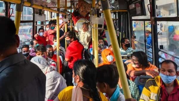 SajjanarVC's tweet image. #TSRTCQuiz ఈ బస్ లో ప్రయాణిస్తున్న వారిలో  ఇద్దరు భిన్నంగా ఉన్నారు వారిని  కనిపెట్టగలరా… 

#weekendvibes #SaturdayThoughts