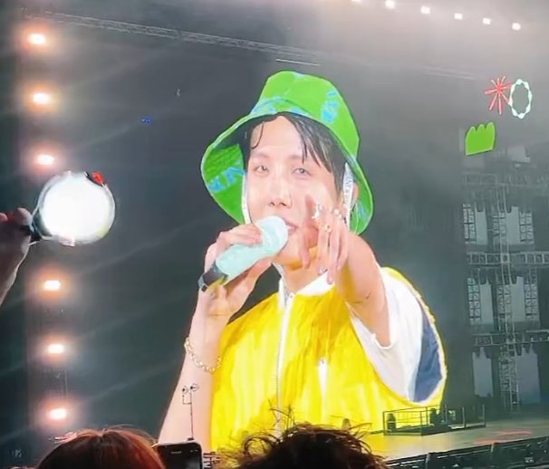 thvartisty's tweet photo. Nico.                              Hoseok. https://t.co/uHp4z0U9pK