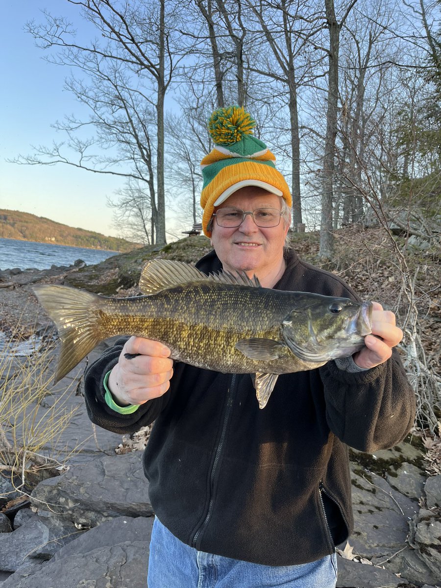 WallyBites's tweet image. Big boys catching big boys.  Stepdad had some help on this one.  Happy for him.  #lakewallenpaupack #smallmouth #pafish #fishpa