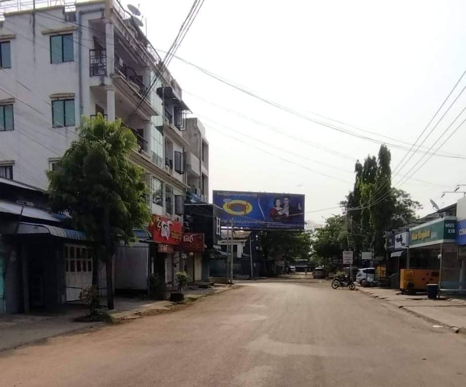 Chanapai247's tweet photo. There is no wonder that the last day of Myanmar water festival is not so different from normal days  for #Pyay locals because they all are protesting against Min-aung-hlaing led Myanmar coup.
#RevolutionaryThingyan
#2022Apr16Coup 
#WhatsHappeningInMyanmar https://t.co/gEa51pkujn
