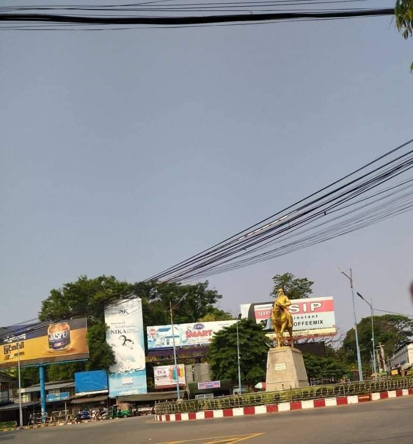 Chanapai247's tweet photo. There is no wonder that the last day of Myanmar water festival is not so different from normal days  for #Pyay locals because they all are protesting against Min-aung-hlaing led Myanmar coup.
#RevolutionaryThingyan
#2022Apr16Coup 
#WhatsHappeningInMyanmar https://t.co/gEa51pkujn