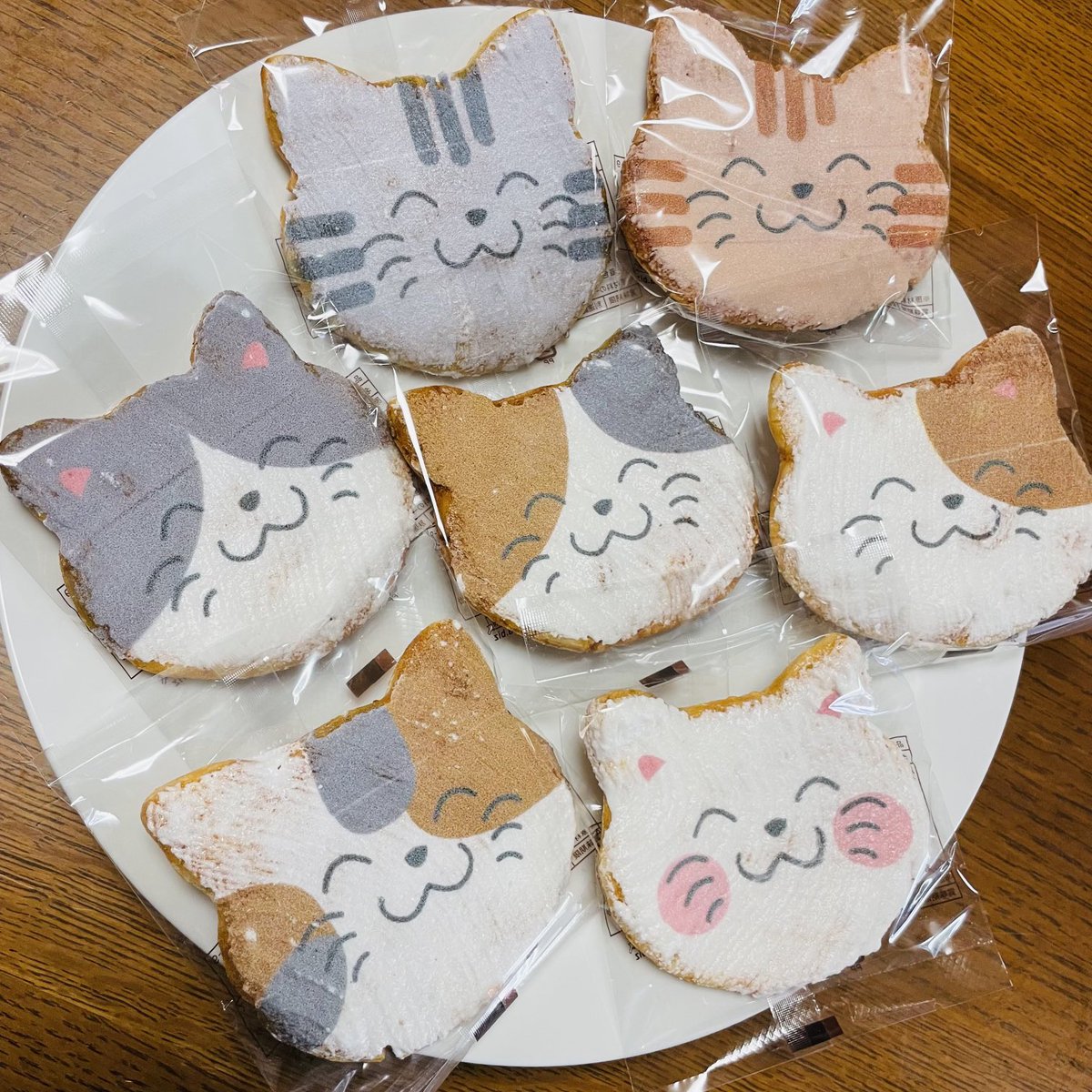 AKIFUTURE's tweet photo. 今朝テレビで放映されていた煎��「にゃんべい」〜😸
つい調子に乗って(笑)、門前仲町まで買いに行ってきました。
が、しかし…
可愛いくて食べるのに躊躇〜www https://t.co/FpnNu6MZ6Q