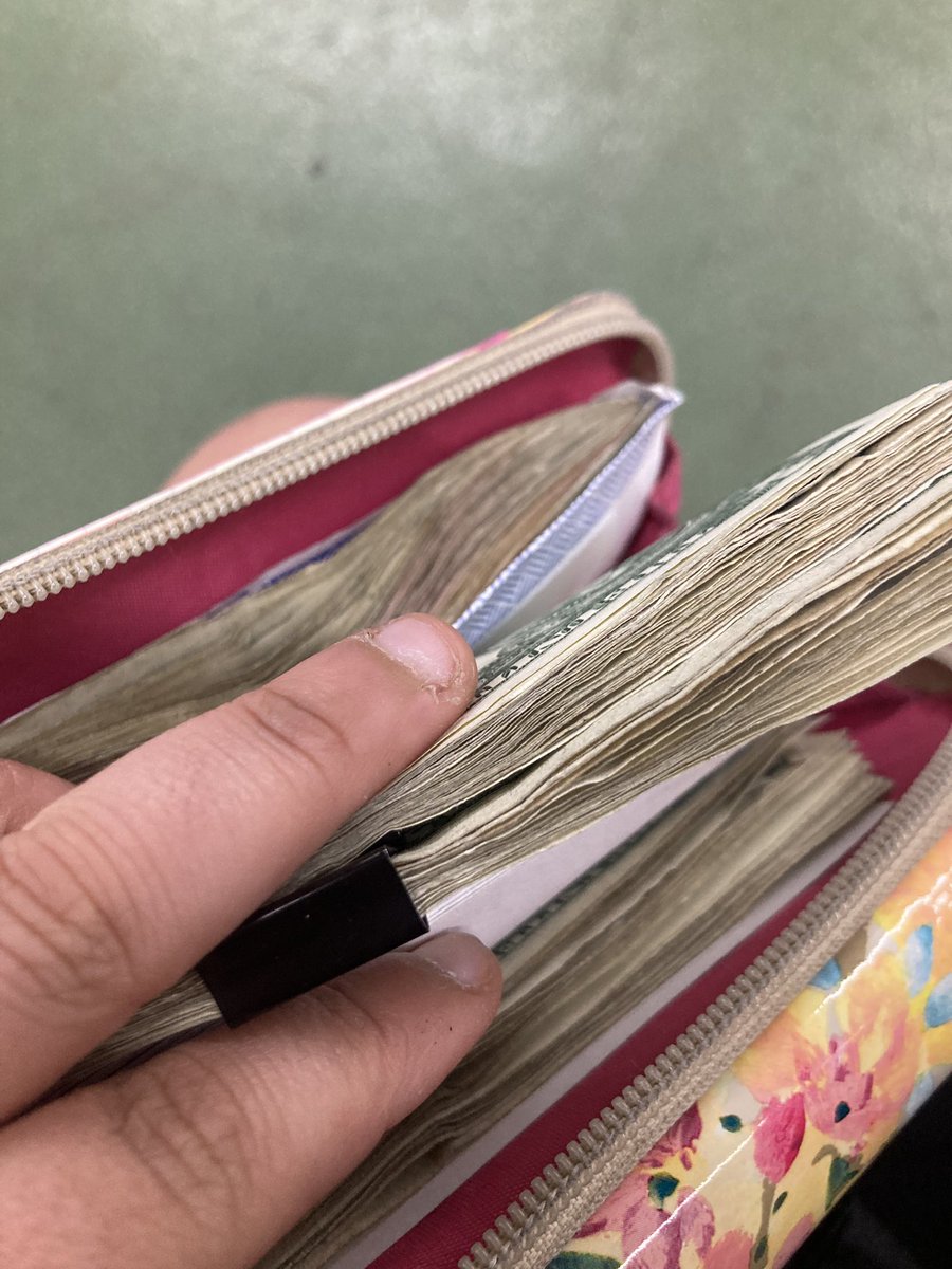 licyofficial's tweet photo. The only thing I want between my fingers are $50s (all singles though) #serverlife https://t.co/iFtUnVkp5s