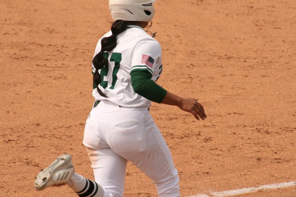 _RB2_'s tweet photo. Senior season 🥎 ✨ https://t.co/Kx6pGoqF4e