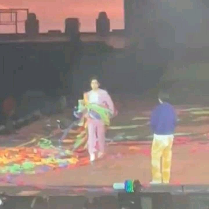hycunaii's tweet photo. low quality picture, high quality subject. #PTD_ON_STAGE_LV #taehyung https://t.co/6vyypDilLw