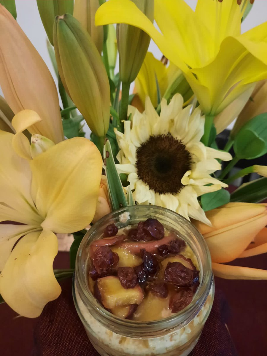 TomesReader's tweet image. Weekend oatjars before lectures. Also having the place filled with the scent of Caramalized apples makes me happy. #Oatnotes #Oatgloats