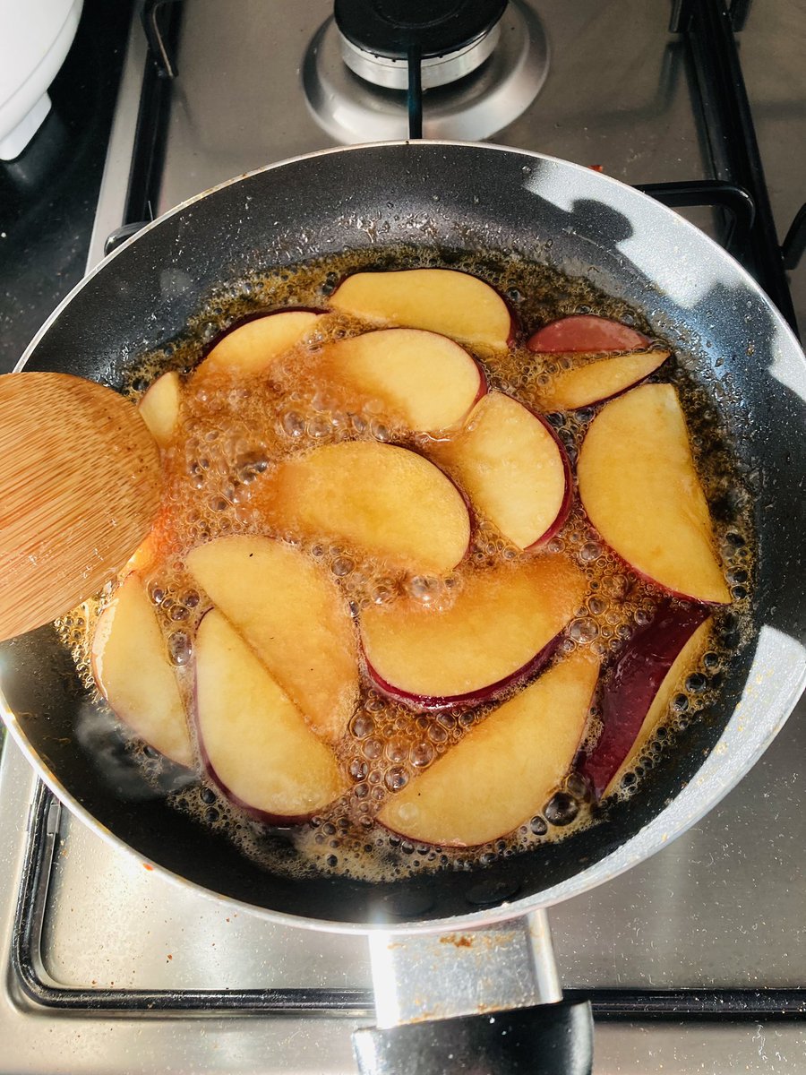 TomesReader's tweet image. Weekend oatjars before lectures. Also having the place filled with the scent of Caramalized apples makes me happy. #Oatnotes #Oatgloats