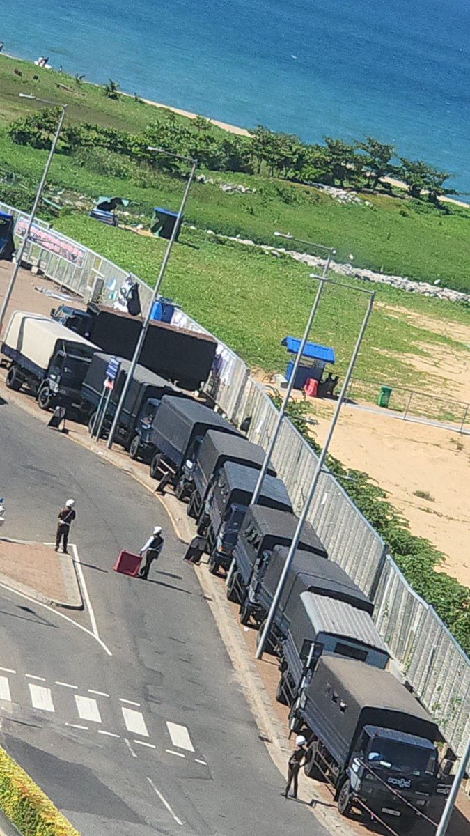A number of police trucks have arrived at the #GotaGoGama protest site. What gives? 

#SriLanka #lka