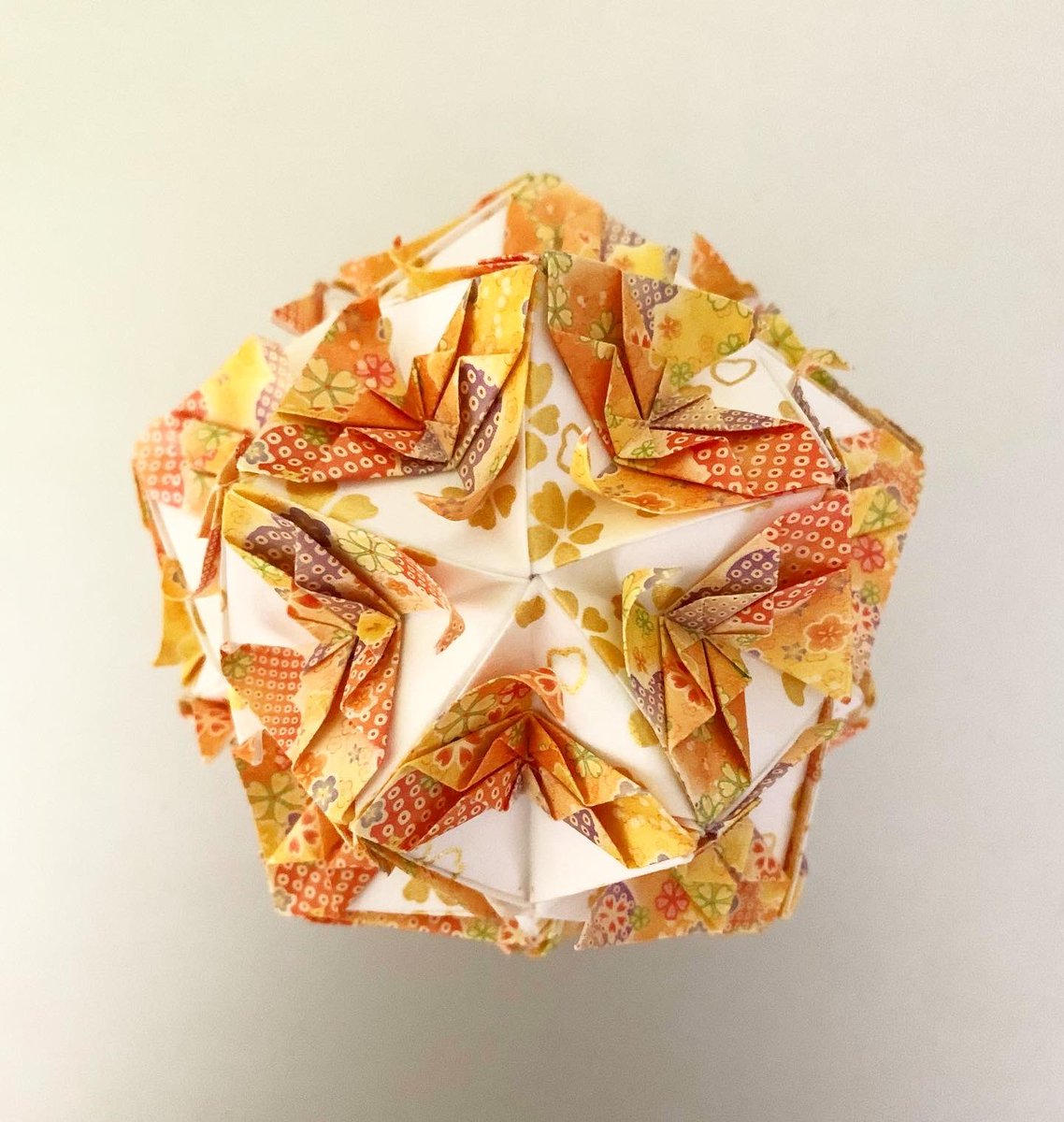 fuy199's tweet photo. 楽しい折り紙〜Fun origami〜
ムカデくす玉 by PrwOrigami さん
折り方もbaceとfaceの組ませ方も
楽しかったので
配色を変えてもうひとつ♪
華やかにimage change💫
#くす玉 #kusudama
#prworigami #ムカデくす玉
#imagechange #another
#gorgeous #photography
#いつも折り紙がそばに
#japan https://t.co/QZ4mXASBSR