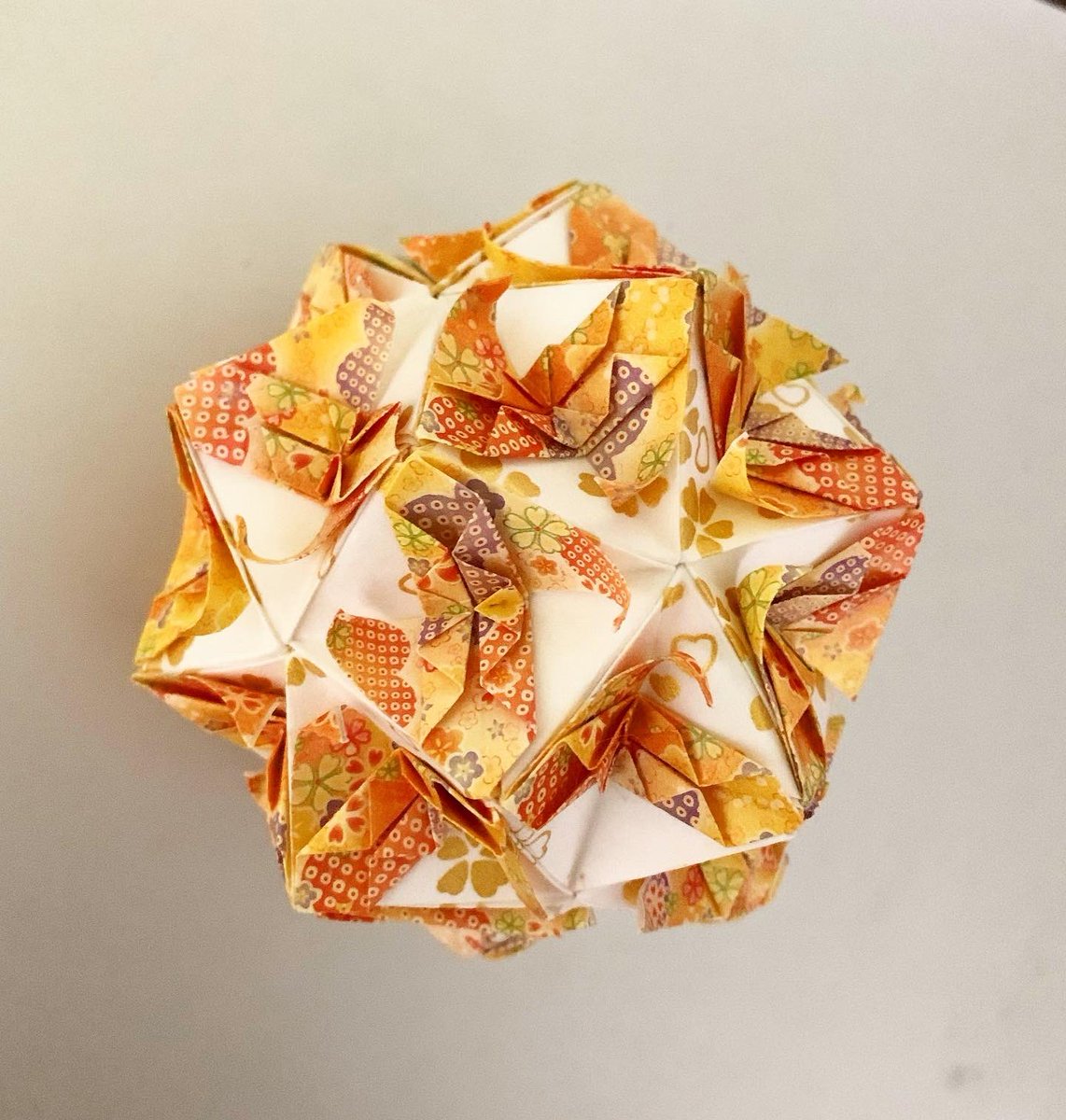fuy199's tweet photo. 楽しい折り紙〜Fun origami〜
ムカデくす玉 by PrwOrigami さん
折り方もbaceとfaceの組ませ方も
楽しかったので
配色を変えてもうひとつ♪
華やかにimage change💫
#くす玉 #kusudama
#prworigami #ムカデくす玉
#imagechange #another
#gorgeous #photography
#いつも折り紙がそばに
#japan https://t.co/QZ4mXASBSR
