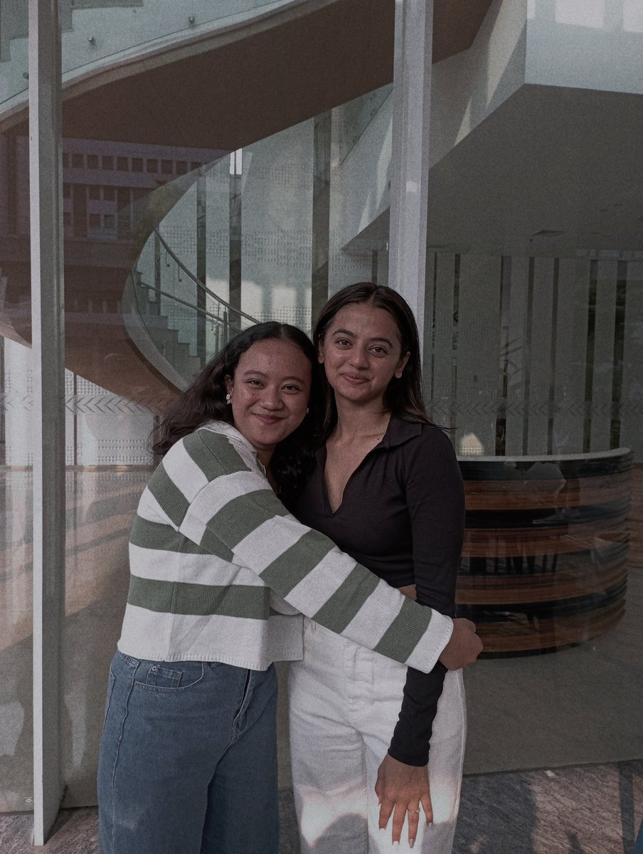 OMG finally my dream of meeting her  come true, thank you God for allowing me to meet her. Thankyou also #HellyShah because you want to meet all of us HellyHolicsIndonesia. I hope we can meet again, I love you so much <a href="/OfficialHelly7/">HELLY</a> 😭💜🤗
P. s Many say we look alike hahhaa🤣🤪