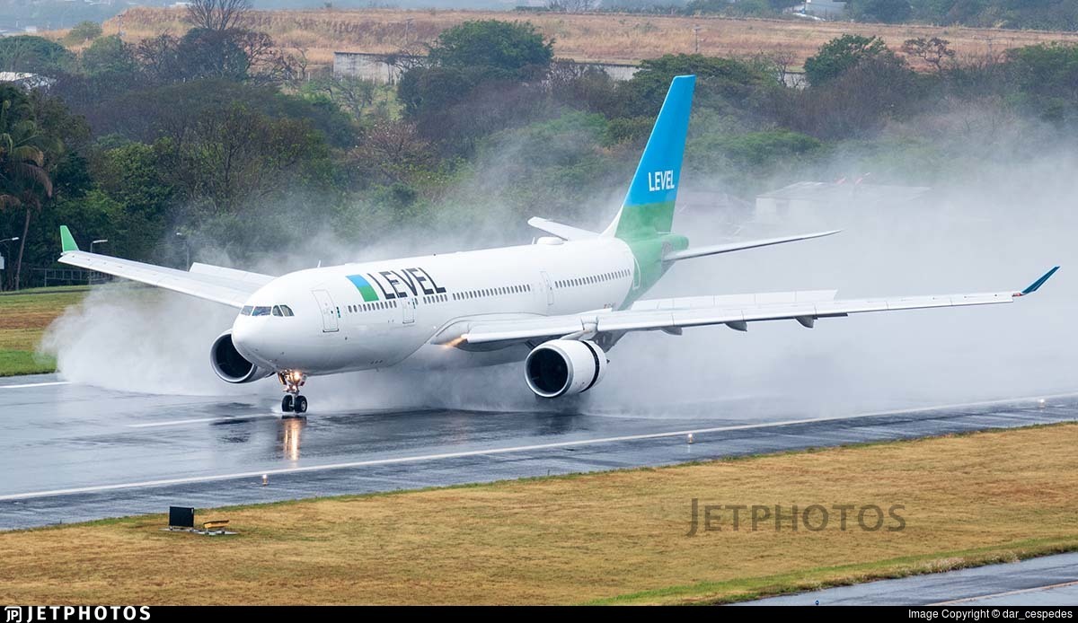 JetPhotos's tweet photo. A Level A330 landing in San Jose. https://t.co/ssoM7Yg9Fd © dar_cespedes https://t.co/sZNbsZApB2