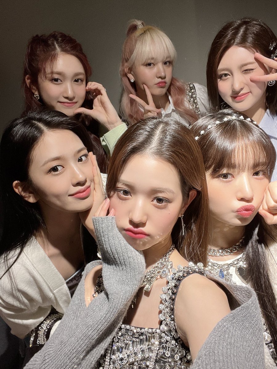 Musicpizr's tweet photo. One approach to convey joy with listeners is to attend Naver. Enjoy the session with jokes, and their loud laughing when they arrived, which suggested they were very, very happy and wanted to share that enthusiasm with everyone! https://t.co/SmFiUiXRHJ