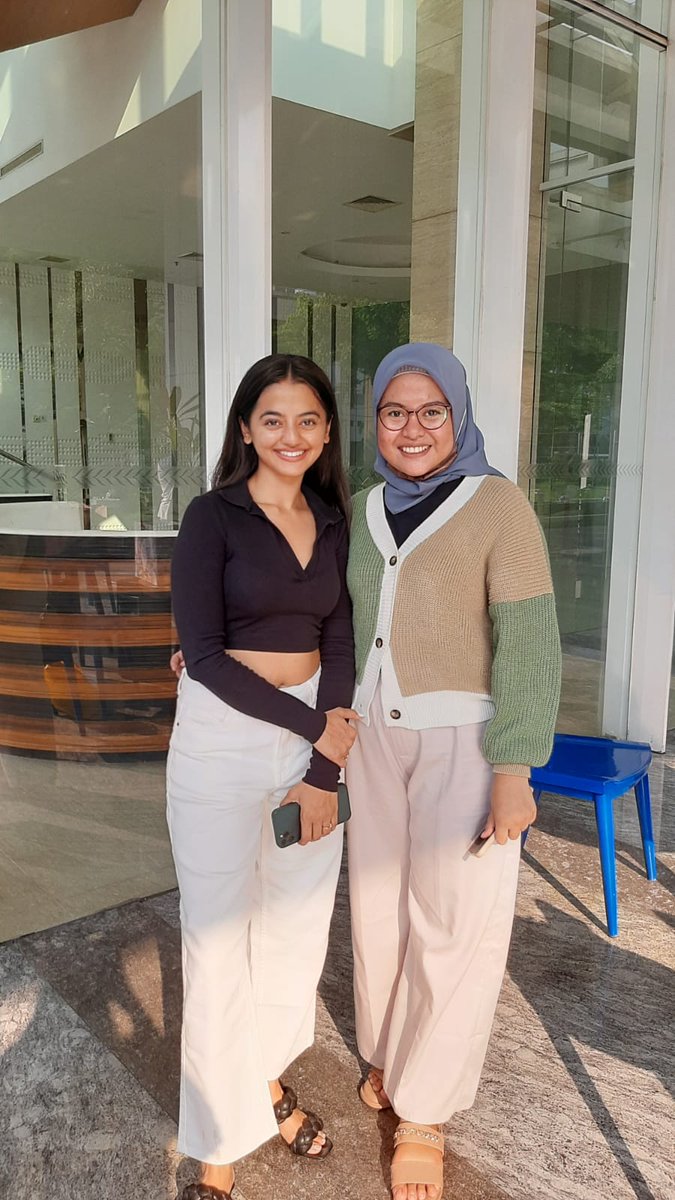 Finally, from 2017, planning to meet in 2018, finally 2022 I met her 😭❤️ She's so pretty, I think she's a live Barbie 💘 Thank you Helly for your time for us 🥺 i hope we can meet again. Enjoy your time in Indonesia , love you 😘❤️ <a href="/OfficialHelly7/">HELLY</a> 
#HellyShah #HellyHolics