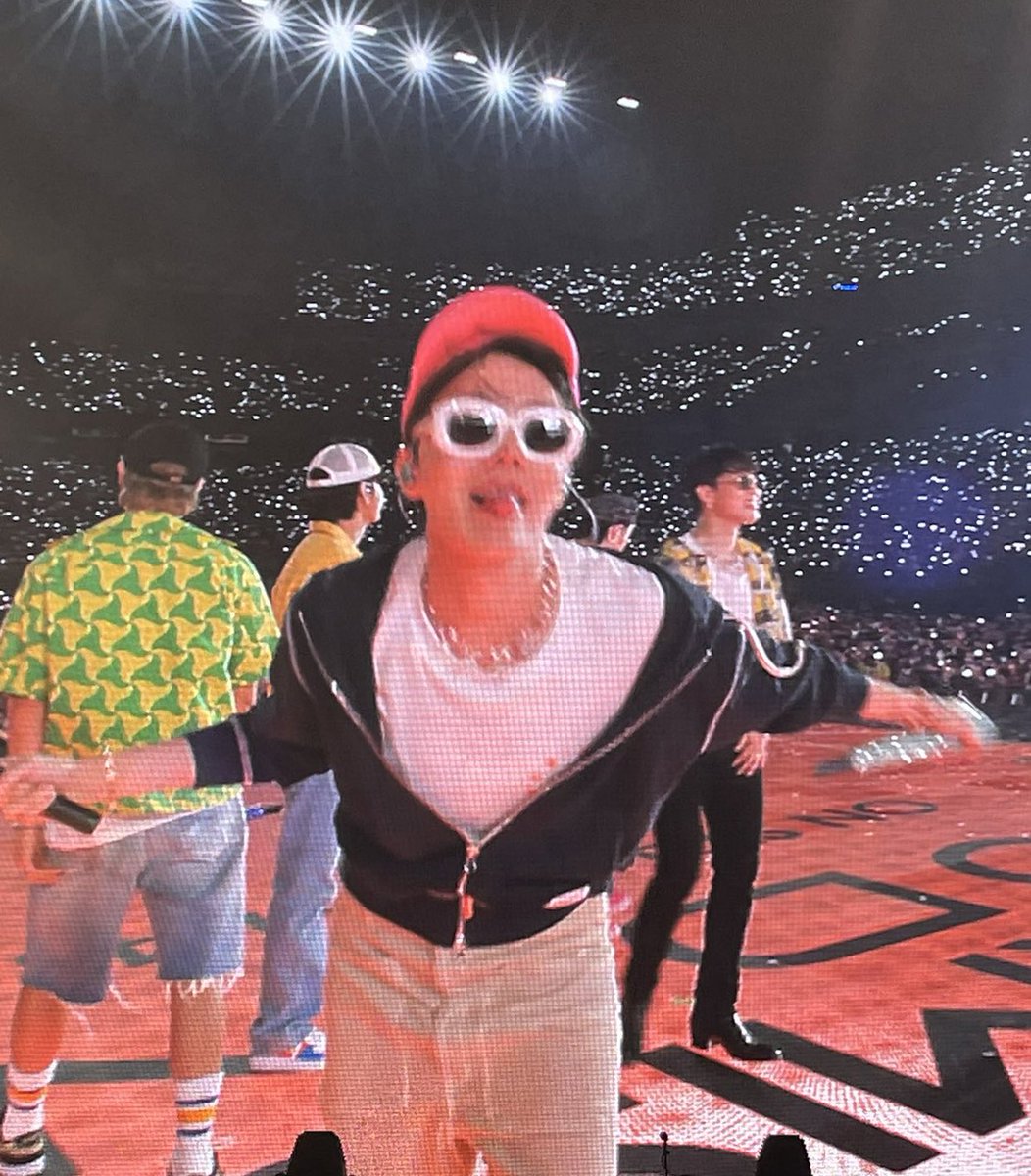 thehobiprint's tweet photo. Hoseok that tongue pls………. https://t.co/u8MW3i2IO1