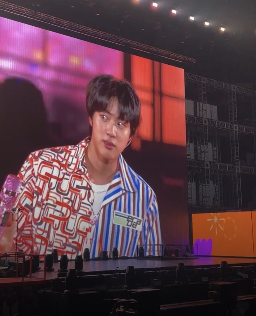Джин из BTS поймал переводчика на халтуре 2