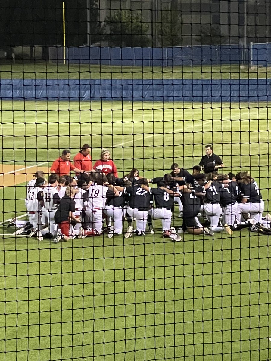 debrafedon's tweet photo. @RayRay_70 @assistu2win @LRHSBASEBALL The way Waco prayed with our boys was very appreciated. Everyone was so shook up. https://t.co/Cuvd3eZsKU
