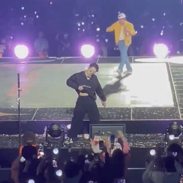 jmygmochis's tweet photo. JUNGKOOK &amp; TAEHYUNG SE NOS DESCONTROLARON, NO RESPIRO Y NO PODRÉ SUPERAR. 🔥🫣

#PTD_ON_STAGE_LV #TAEKOOK https://t.co/xbkzzMryU5