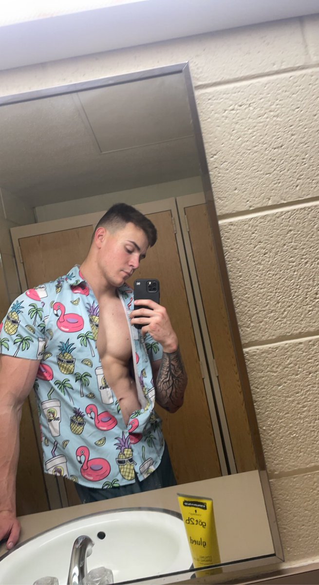 Sethfrost_'s tweet photo. This is what I’m wearing to the beach hide yalls moms. https://t.co/Pd3xUqQZui