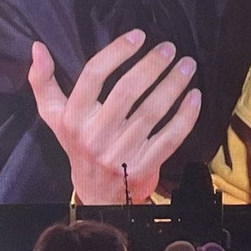ilenoirr's tweet photo. he’s such a gentleman :( ketauan udah sering jagain jungkook, udah jadi habit tersendiri buat langsung pegang dia kalo ada kaya gini https://t.co/fKy1DZpFtP