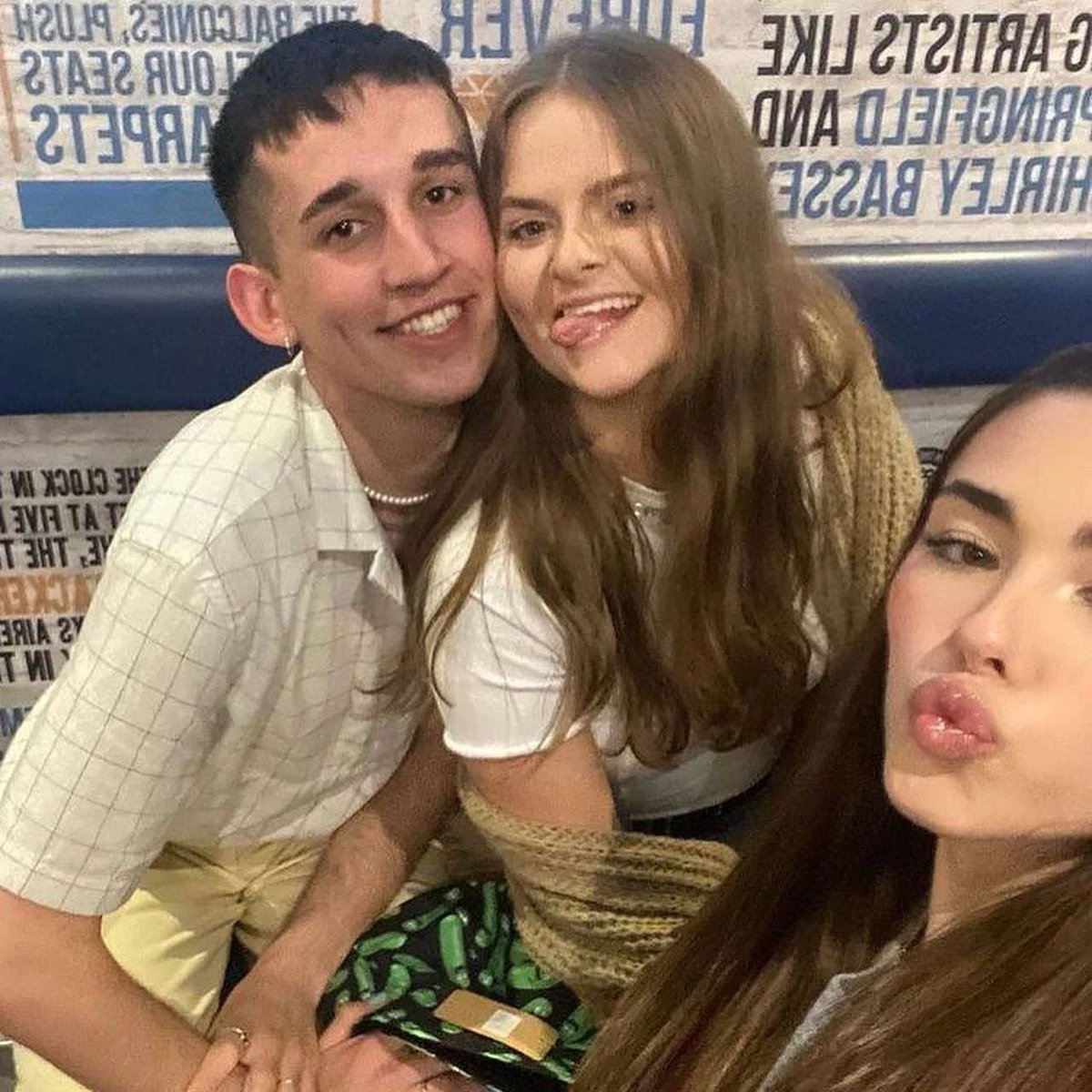 MadsBeerUpdates's tweet photo. New/Unseen Photos of @madisonbeer backstage with friends/fans at The Life Support Tour in London! #madisonbeer #LSTLondon #LSTManchester #LifeSupportTour https://t.co/F4OEzwfo49