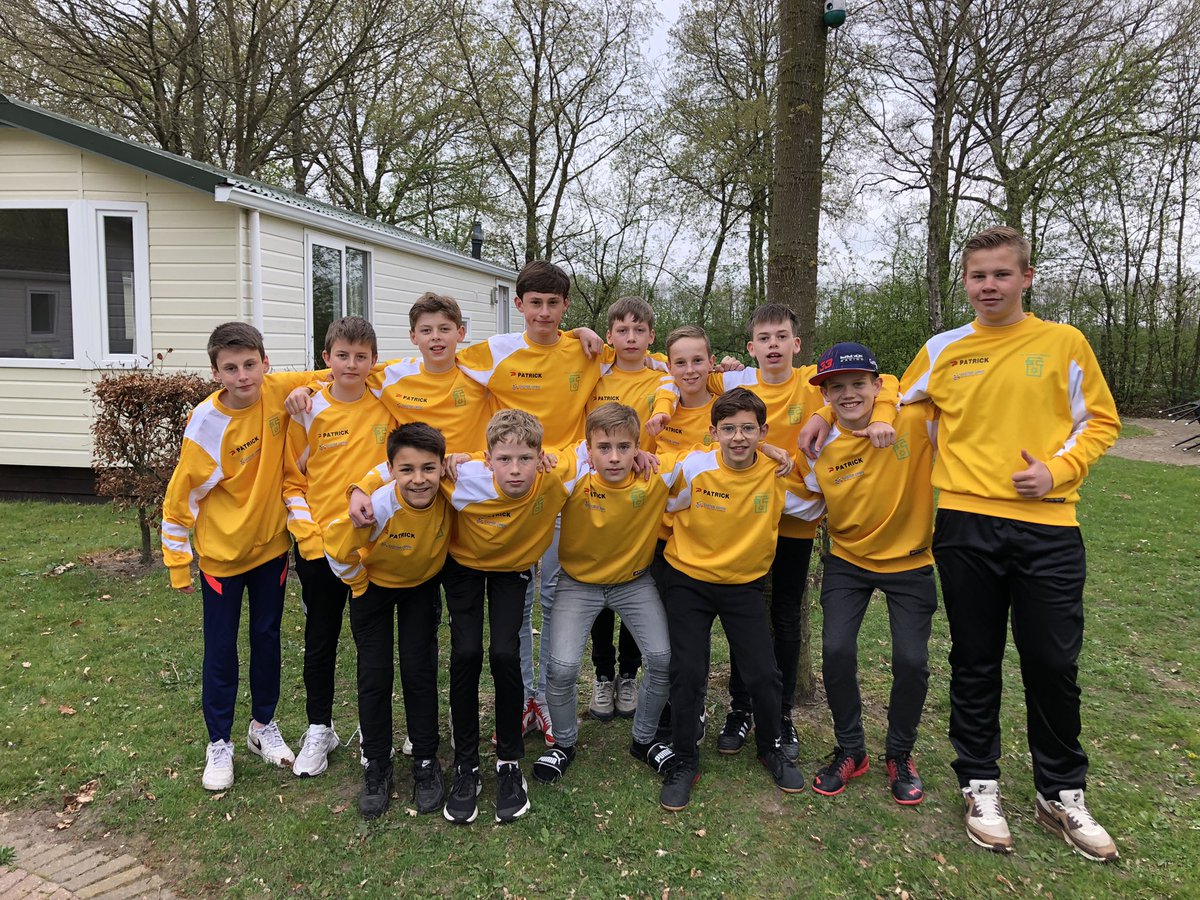 SCO_D1's tweet photo. Vandaag en morgen doen we mee aan de #EasterOpen Een internationaal voetbaltoernooi met deelname uit vele landen en zelfs Afrika. Super dat het weer kan. De boys hebben er zin in! https://t.co/YZjQ6MJokZ