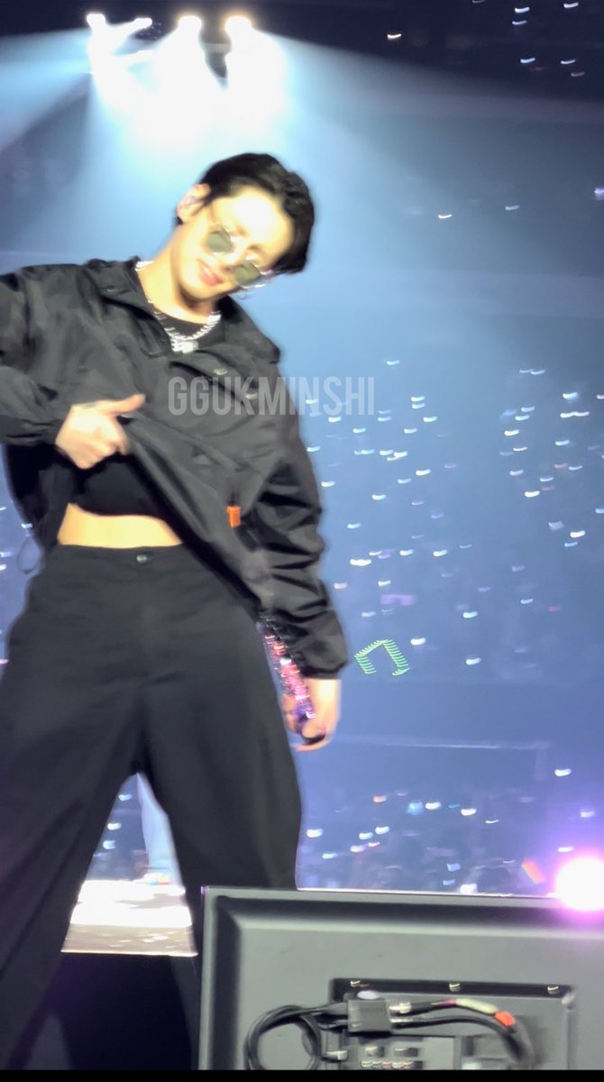 _bts7myhome's tweet photo. JUNGKOOK KNOWS HE'S HOT https://t.co/qYUG0zbx5K