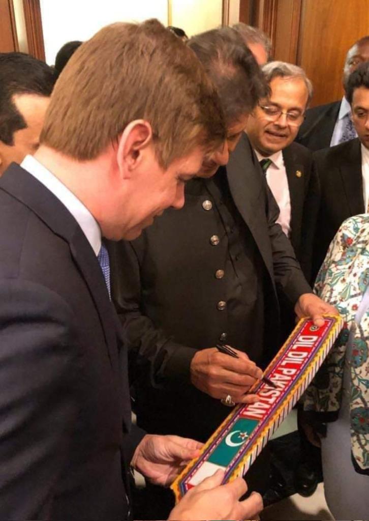 دو دو کروڑ میں عمران خان کے شرٹس بکے ہیں۔ پچاس پچاس لاکھ میں دسخط شدہ بالز بکے ہیں۔ پانچ کروڑ میں 92 کی وردی بکی تھی۔گھڑی کیا چیز ہے۔وہ جہاں راستے میں جہاں ُرک جاۓ عوام کا سمندر لگ جاتا ہے وہاں۔باقیوں کی طرح دو دو ہزار دے کر نعرو کیلۓ لوگ بلانے نہیں پڑتے۔
#امپورٹڈ_حکومت_نامنظور
