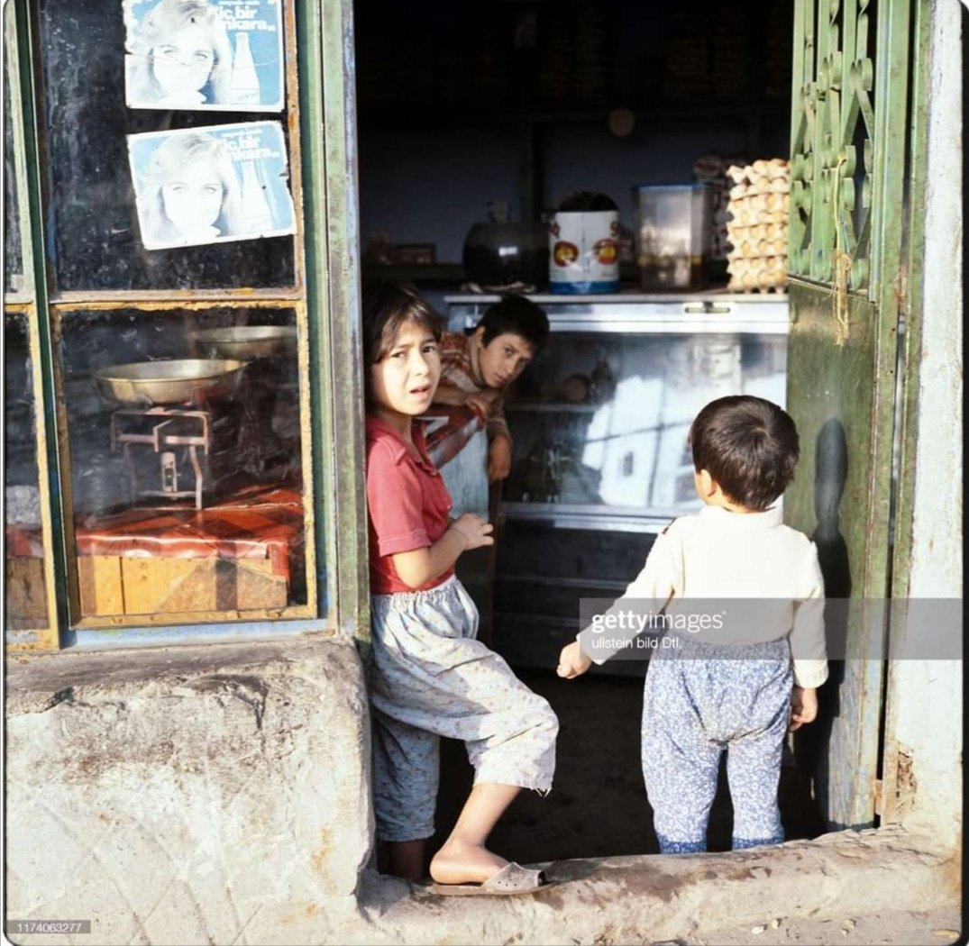 1970lerde İstanbulda bir bakkal dükkanı. Bakkalların hele de sabah vakti kendine   özgü bir mekansal kokusu olurdu. Semtine göre sattığı şey çeşitlilik gösterirdi. Aklıma bakkal denince nedense Aslan Bacanak filmindeki İhsan Yüce gelir. Haa bir de bizim semtin bakkalı İsmail abi