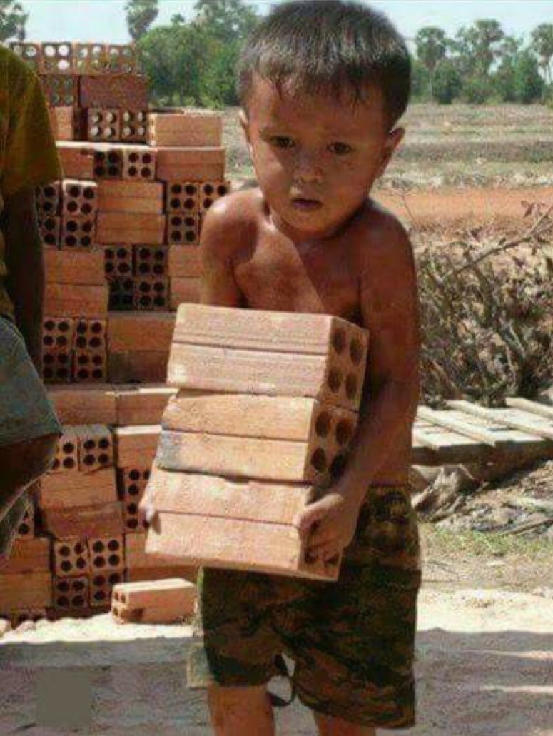 Más de 150 millones de niñ@s trabajan en el mundo. Casi la mitad, lo hace en trabajos peligrosos. Son los esclavos del siglo XXI. 
#DiaInternacionalContraLaEsclavitudInfantil #EsclavitudInfantil