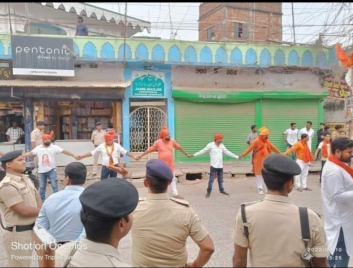बिहार से खुबसूरत तस्वीर ❣
बिहार में मस्जिद की सुरक्षा के लिए एक दूसरे का हाथ पकड़ के खड़े हिन्दू भाई

नफ़रती पिल्लो को ये तस्वीर जरूर चुभेगी 
एकता की मिसाल पेश कर मुहब्बत जिन्दाबाद जिन्दाबाद जिन्दाबाद ❤