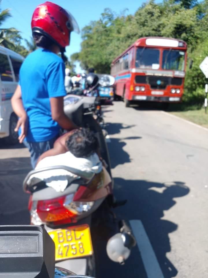 Jeevanifdo's tweet photo. Fuel queue in Ampara at 6am today.  #GoHomeRajapaksas https://t.co/h1E8QaJp5X
