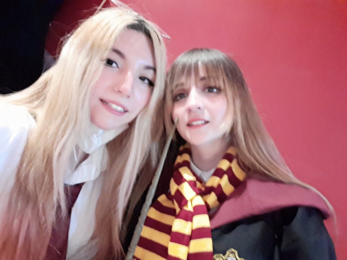 JustCrispa's tweet photo. Gracias por la invitación @sanchanclau ♡ me la pase re bonito ! Fue un día Hermoso 💖 y Magico 🌟 !! Te quiero mucho!
Me voy a conseguir mi capa de #Hufflepuff ! La mejor casa xD... para mi !
No mms hasta conocí a #CapaInvisible ♡ https://t.co/ntbvop6Q1l