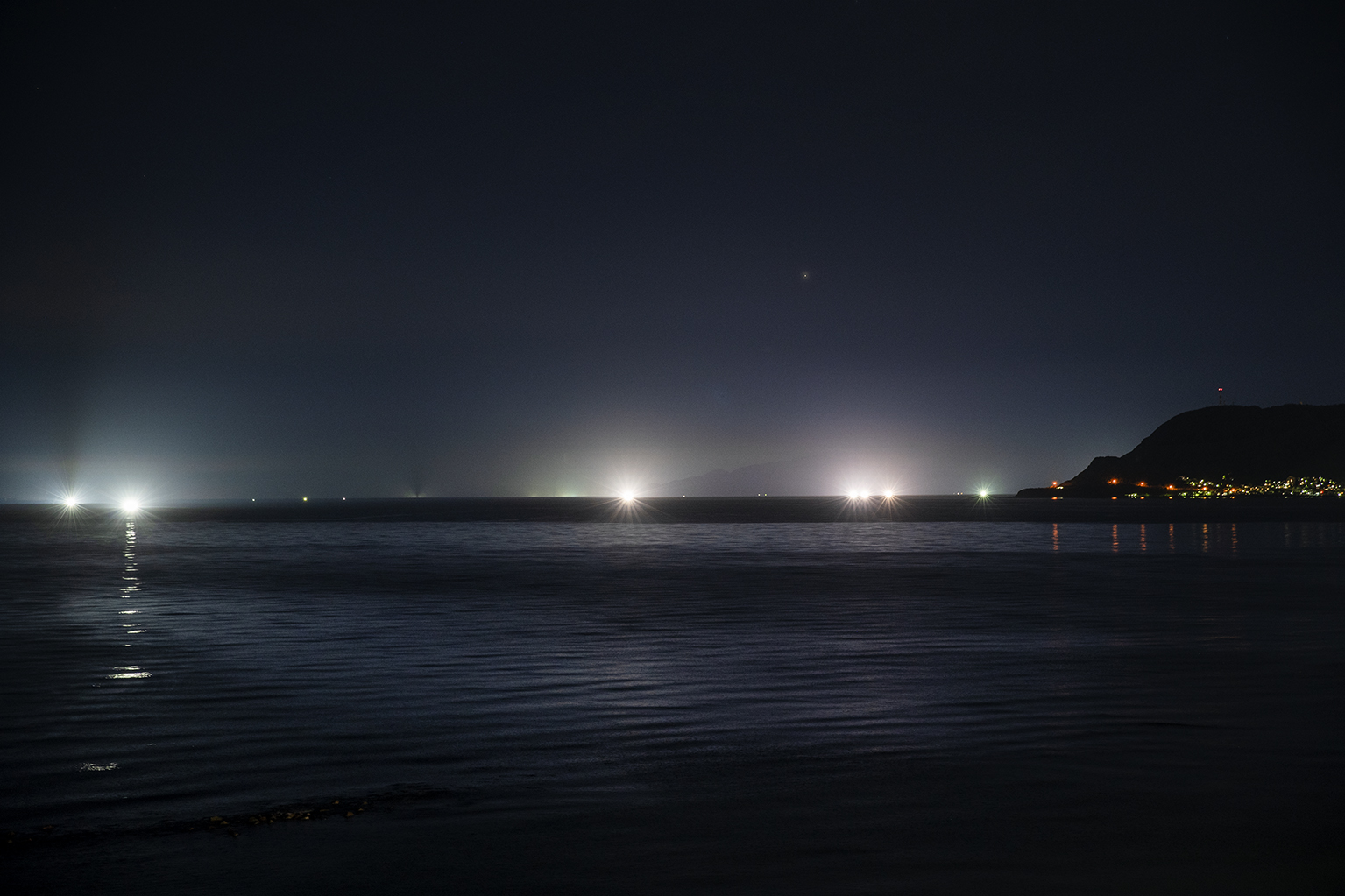 湯の浜ホテル 好きな街の1つとして函館を選んでいただき嬉しいです 漁火しおさい露天風呂から見える漁火も素敵ですよ 写真は海側客室から見える漁火の景色です T Co P6oh3hkwoq Twitter