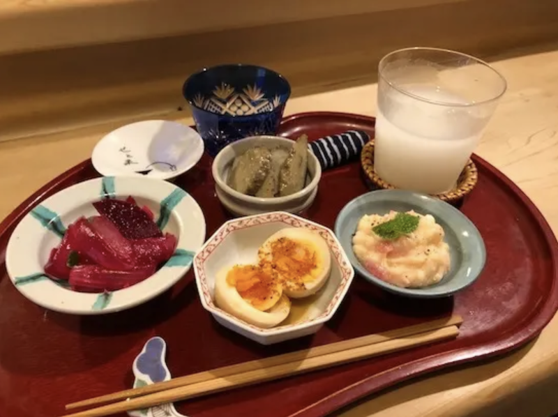 tripnote_edit's tweet photo. トラベルライター まき子さん(@makikonosake)の記事です♪　神戸の繁華街の路地裏に、ひっそり佇む「せと果」さんでは、15時から気軽に日本酒が楽しめます♬

⇒【日本酒 せと果】15時から気軽に日本酒を楽しもう （神戸 元町）
https://t.co/keeqDlLI7O https://t.co/tf0jZNCjHj