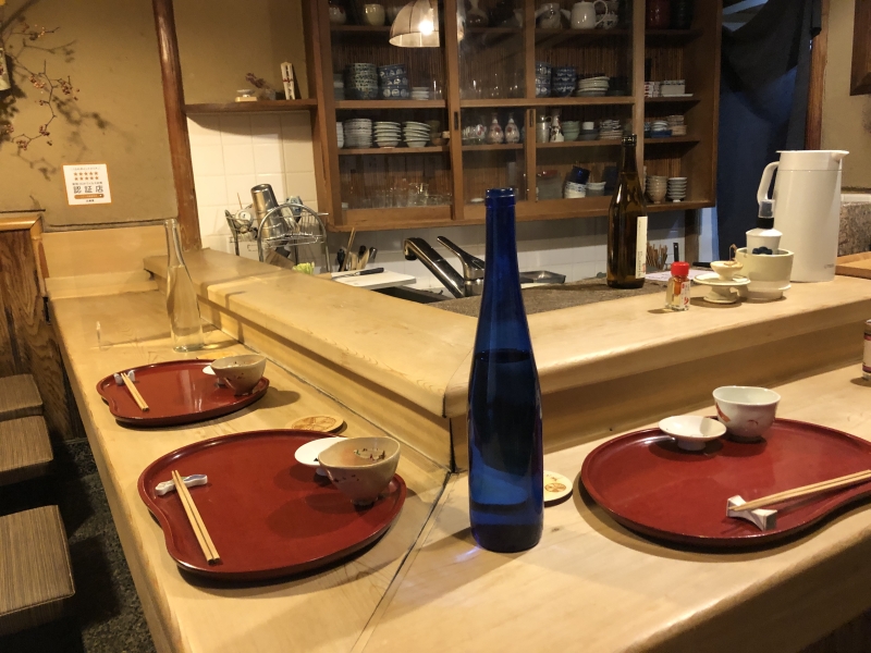 tripnote_edit's tweet photo. トラベルライター まき子さん(@makikonosake)の記事です♪　神戸の繁華街の路地裏に、ひっそり佇む「せと果」さんでは、15時から気軽に日本酒が楽しめます♬

⇒【日本酒 せと果】15時から気軽に日本酒を楽しもう （神戸 元町）
https://t.co/keeqDlLI7O https://t.co/tf0jZNCjHj