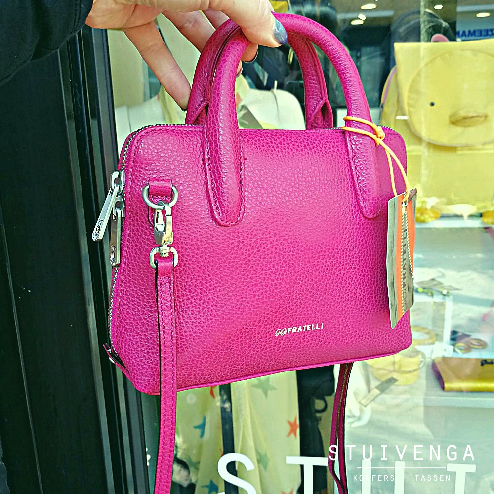 Is het geen snoepje? 🍬🍬 Tot straks dan 😉🙋🏼‍♀️
#pink #handtas #roze #rozetas #fuchsia #shopping #weekend #tasje #tassen #bag #bags #Stuivenga #Delft #webshop #totzo