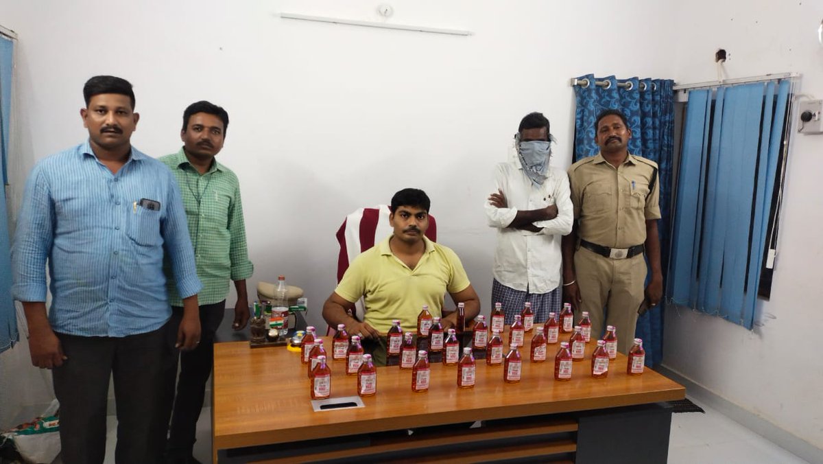 Palnadu_Police's tweet photo. అక్రమ మద్యం నిషేధం , అది శిక్షార్హం. #palnadu #edlapadu #narasaraopet #nagarjunasagar #nakarikallu #atchampet #krosuru #pedakurapadu #sattenapalli #bellamkonda #rajupalem #police #vinukonda #gurazala #macherla #dachepalli #muppalla #savalyapuram #durgi #nagarjunasagar #guntur https://t.co/8zat0JviX4