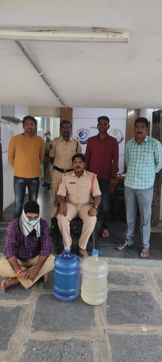 Palnadu_Police's tweet photo. అక్రమ మద్యం నిషేధం , అది శిక్షార్హం. #palnadu #edlapadu #narasaraopet #nagarjunasagar #nakarikallu #atchampet #krosuru #pedakurapadu #sattenapalli #bellamkonda #rajupalem #police #vinukonda #gurazala #macherla #dachepalli #muppalla #savalyapuram #durgi #nagarjunasagar #guntur https://t.co/8zat0JviX4