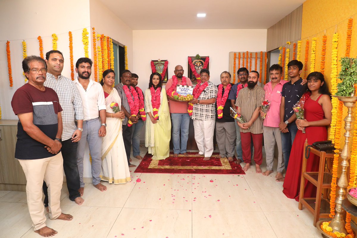 MovieBond1's tweet photo. #kmurugan 
@MSMovies21 
#Naga is a modern day mythological thriller film directed by @Charlesfilmaker
@thebindumadhavi as lead
The movie pooja commenced today.
#srikanth @raizawilson  #karunakaran #vishalchandrasekar #SRSathishkumar @Saravanaspb @johnsoncinepro
#NagaTheTamilMovie https://t.co/tD77nb1JXj