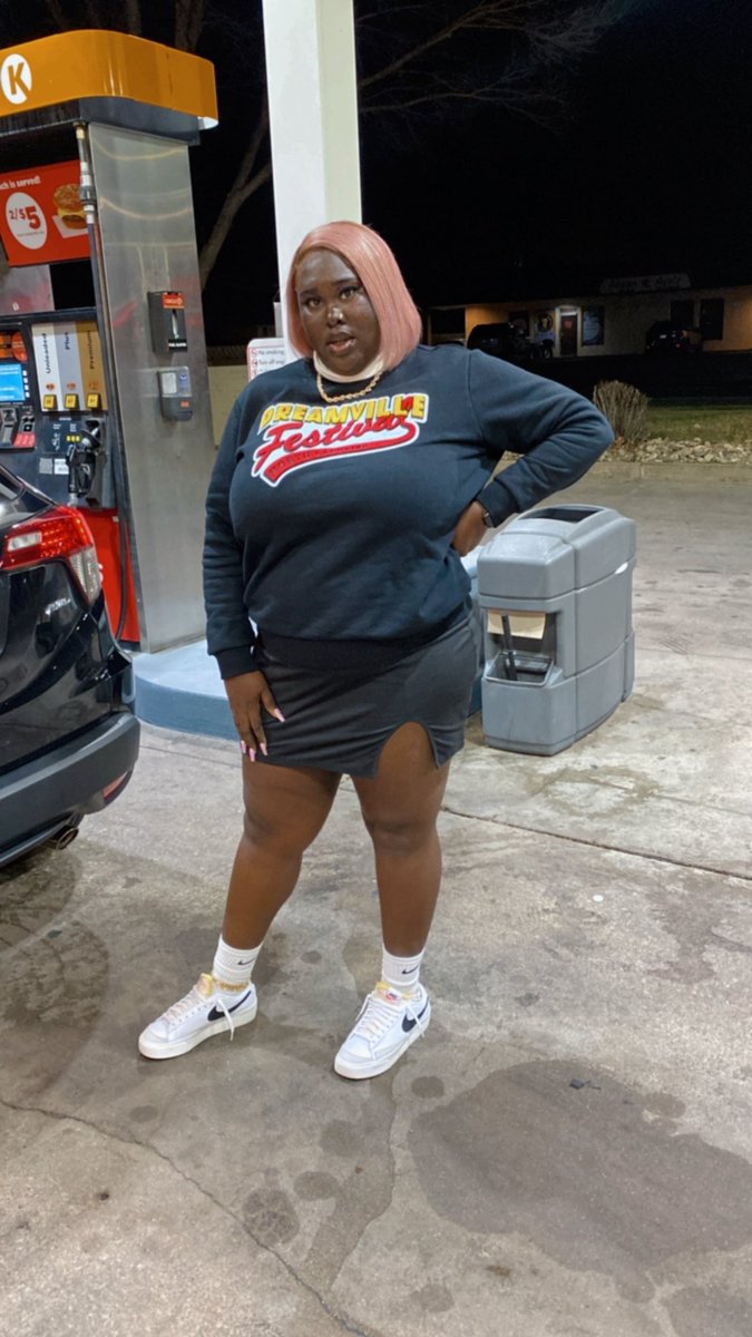 MrsTrojan's tweet photo. My first gas station photoshoot 😭 https://t.co/lBcWOy60qe