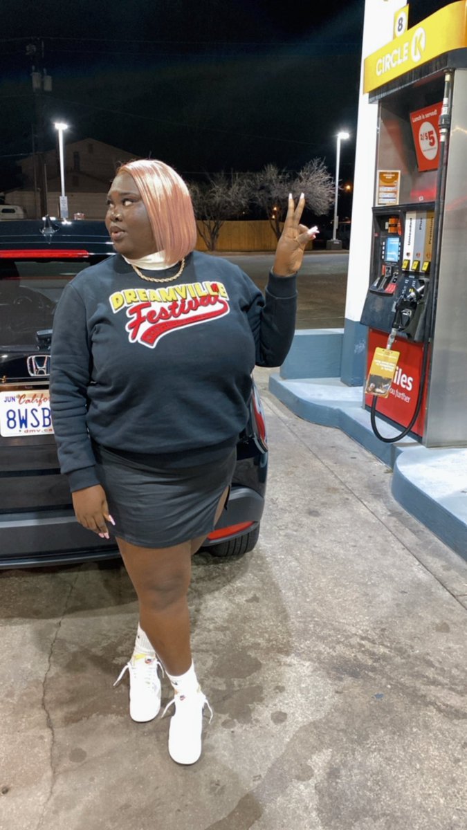 MrsTrojan's tweet photo. My first gas station photoshoot 😭 https://t.co/lBcWOy60qe