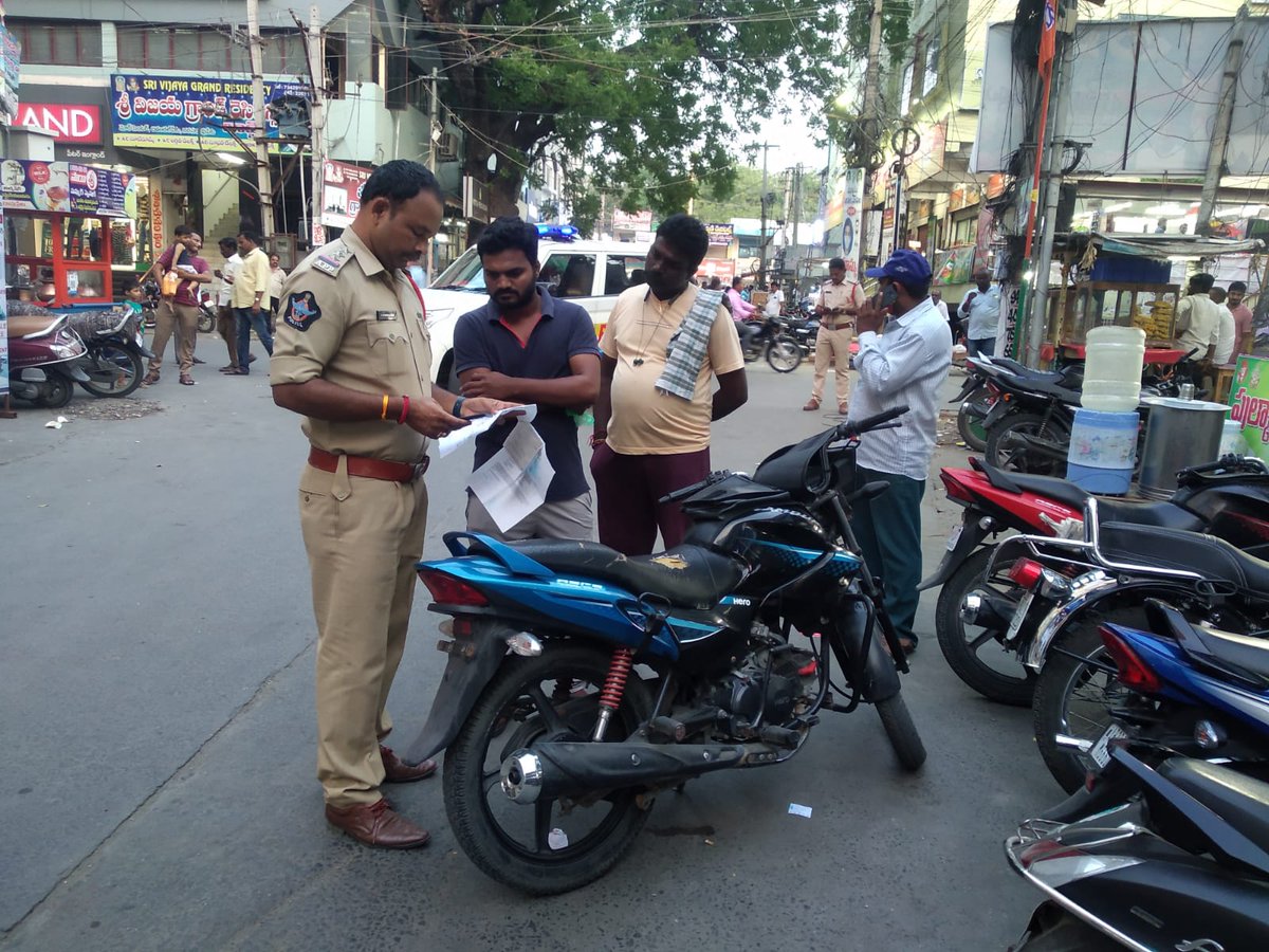 Palnadu_Police's tweet photo. ముందుజాగ్రత్త చర్యలో భాగంగా విధులను నిర్వహిస్తున్న పల్నాడు పోలీసు అధికారులు మరియు సి��్బంది. @APPOLICE100 @dgpapofficial #palnadu #edlapadu #narasaraopet #nagarjunasagar #nakarikallu #atchampet #krosuru #pedakurapadu #sattenapalli #bellamkonda #rajupalem #police #vinukonda https://t.co/RxEgEqDcn0